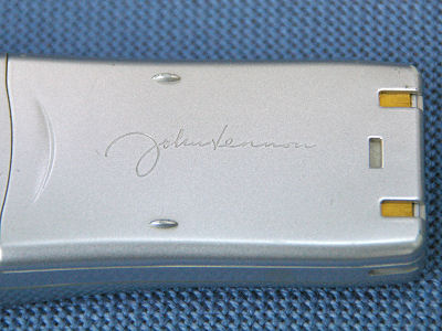 電池カバーにはジョンのサインが刻印されています