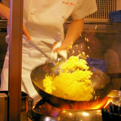 中華鍋は充分に熱せられているのだろう、慣れた手つきでてきぱきとチャーハンを作り続ける