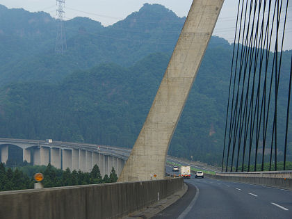 横川SAを過ぎてこの橋を見ると、いよいよ信州に入るという気持ちが湧いてくる