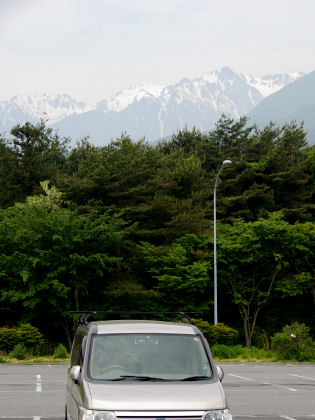 駒ケ岳SAの背後には木曽駒ケ岳の残雪が見える。千畳敷カールっていったっけ