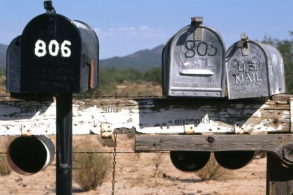 アメリカの田舎では、配達に便利なように道路沿いに郵便受けが並んでいるようです．．．家はどこ？