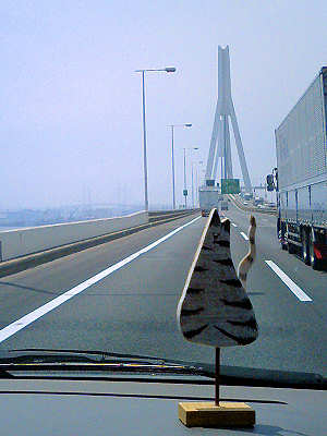 首都高速湾岸線・鶴見つばさ大橋。向こうに横浜ベイブリッジも見える